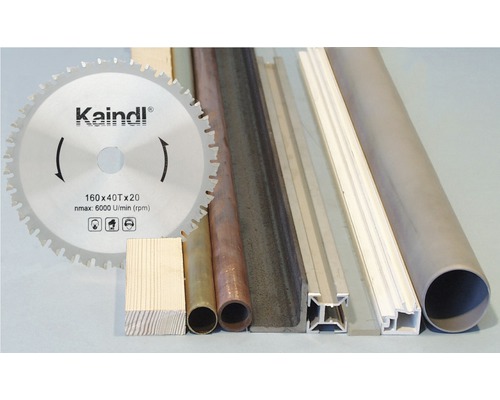 Kaindl Sägeblatt neben Holz, Rohren und Profilen