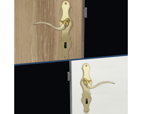 Goldfarbene Türgriffe auf Holz- und Weißtüren