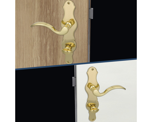 Messingfarbene Türbeschläge auf Holz- und Weißlacktüren