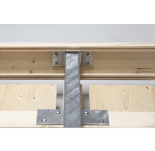 Vue détaillée d''une construction en bois avec des raccords métalliques et des vis