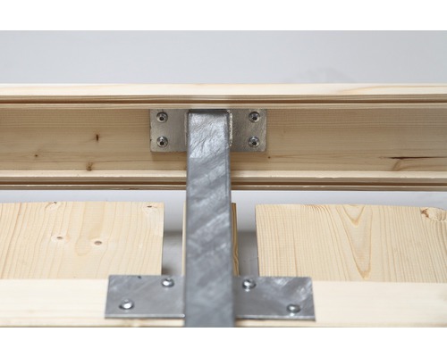 Vue détaillée d''une construction en bois avec des raccords métalliques et des vis