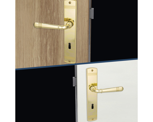 Goldfarbene Türgriffe mit Langschild auf Holztüren