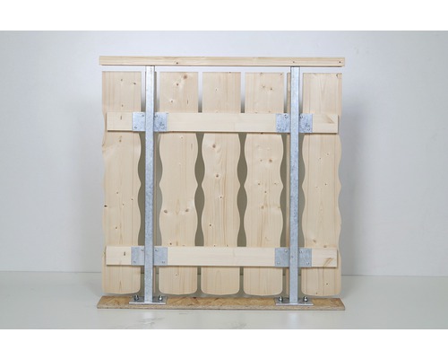 Clôture en bois avec poteaux métalliques