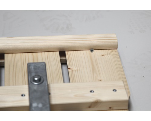 Vue détaillée d''une construction en bois avec vis et ferrures métalliques