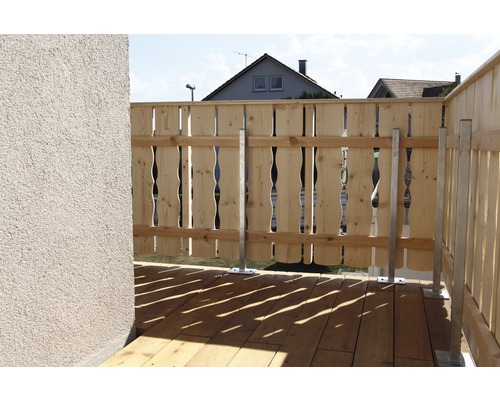 Balcon avec balustrade en bois et poteaux en métal