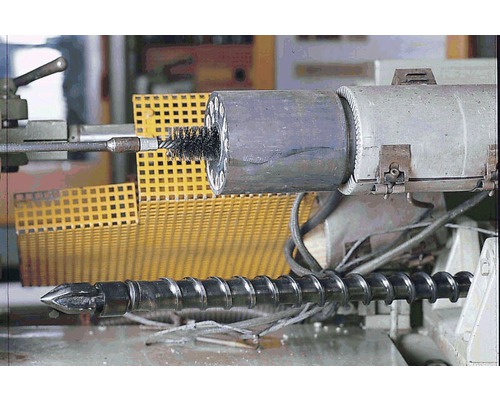 Metallschnecke mit Reinigungsbürste in einer Werkstatt