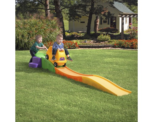Toboggan pour enfants avec voiture et deux enfants dans le jardin.