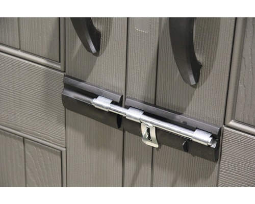 Gros plan d''une porte de cabane de jardin avec verrou