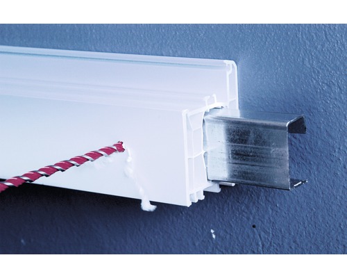 Kunststoffleiste mit Metallschiene zur Befestigung an der Wand