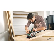 Homme coupant une planche en bois avec une scie circulaire portative, Logo Bosch