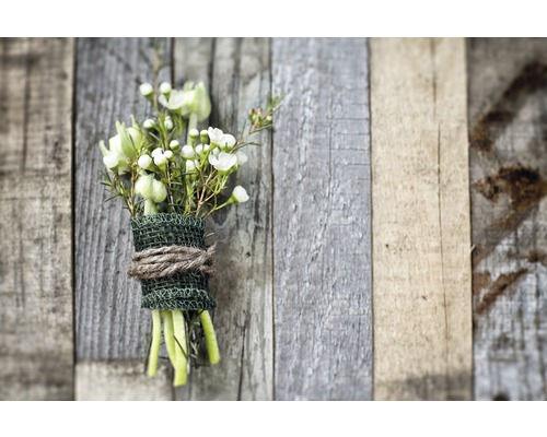 Bouquet de fleurs blanches et de branches vertes, enveloppé de ficelle de jute