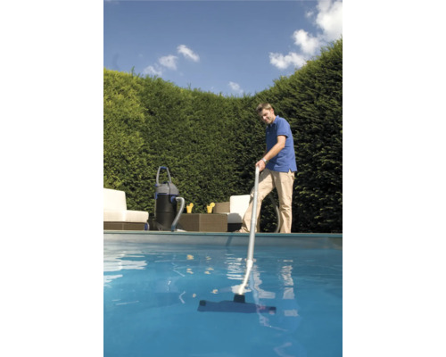 Homme nettoie piscine avec un nettoyeur de piscine