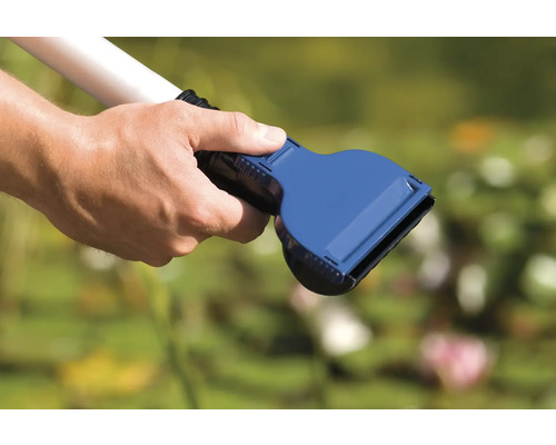 Main tenant l''embout d''aspirateur de vase de bassin