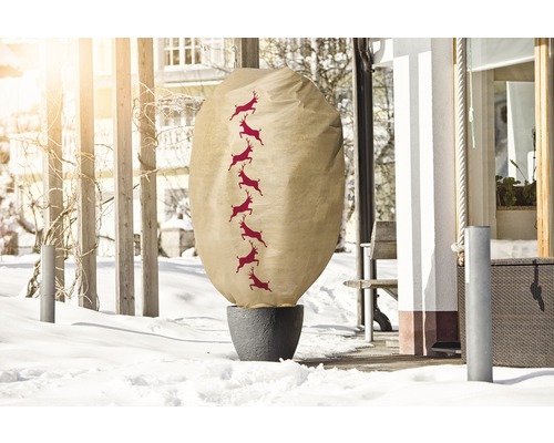 Pot de fleurs avec housse de protection hivernale et motif cerf dans le jardin
