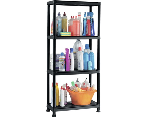 Étagère en plastique noire à quatre niveaux remplie de produits de nettoyage.