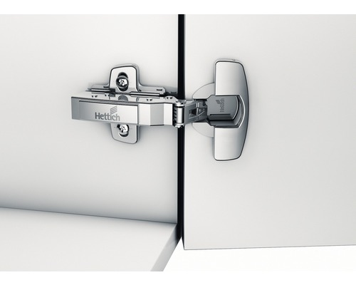 Möbelscharnier an einer weißen Schranktür mit Hettich Logo