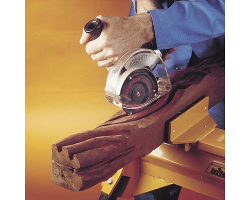 Arbortech Holzschnitzwerkzeug beim Bearbeiten eines Holzstücks