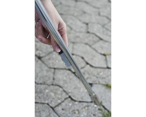 Une main tient une barre