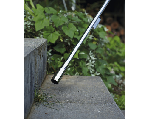 Gros plan d''une rampe en acier inoxydable sur un escalier en béton à l''extérieur.