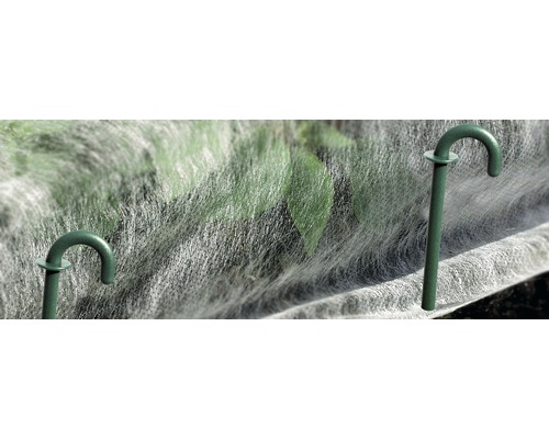 Plate-bande avec voile de protection et arceaux de maintien