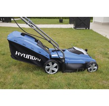 Tondeuse à gazon Hyundai sur une pelouse