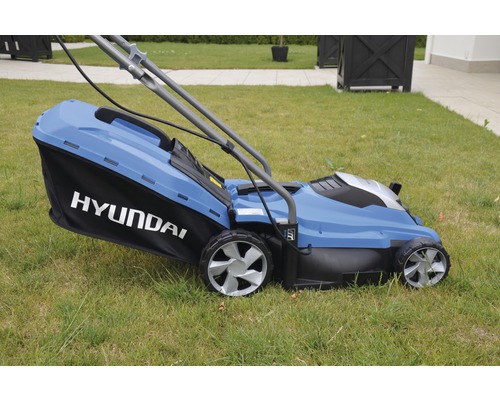 Tondeuse à gazon Hyundai sur une pelouse