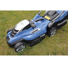 Tondeuse à gazon Hyundai sur l''herbe