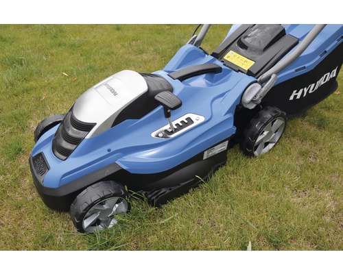 Tondeuse à gazon Hyundai sur l''herbe