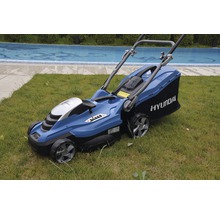Tondeuse à gazon Hyundai bleue sur pelouse