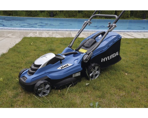 Tondeuse à gazon Hyundai bleue sur pelouse