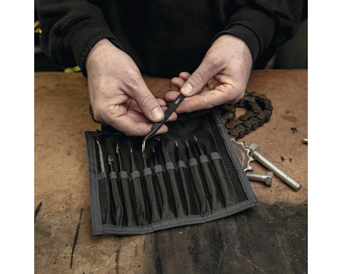 Pinzetten Set in Halterung mit einer Pinzette in der Hand