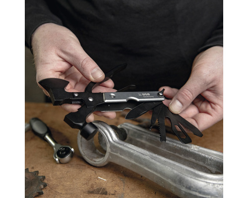 Mann hält Mehrzweckwerkzeug von WGB