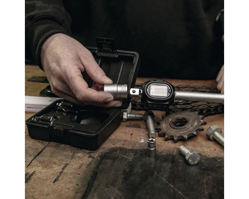 Digitaler Drehmomentschlüssel mit Steckschlüsseln auf einer Werkbank