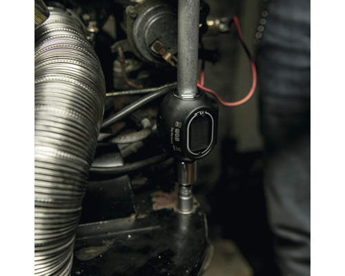 Drehmomentschlüssel mit Digitalanzeige im Einsatz an einem Motor