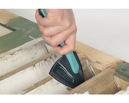 Une personne utilise une ponceuse manuelle de Wolfcraft pour poncer du bois.