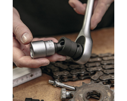 Ratsche mit Steckschlüsseleinsatz und Kardangelenk