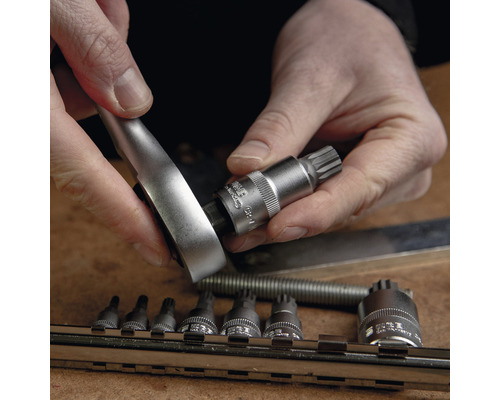 "Une personne fixe un embout de clé sur une poignée de clé