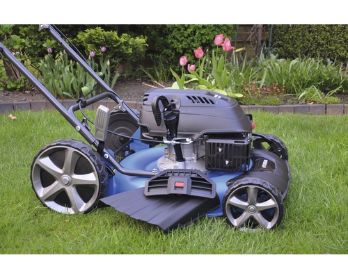 Blauen Rasenmäher am Gaart