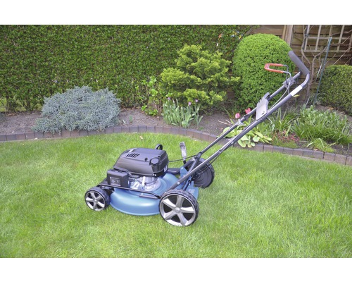 Rasenmäher im Garten