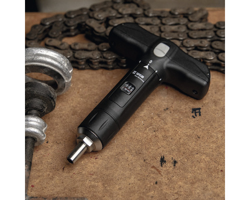 Drehmomentschlüssel mit T Griff auf einer Werkbank