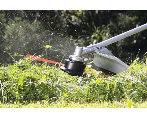 Coupe-bordure en action coupant de l''herbe