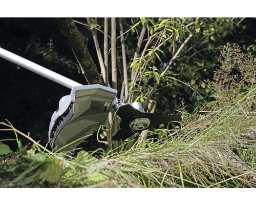 Débroussailleuse en cours d''utilisation pour couper l''herbe et les mauvaises herbes