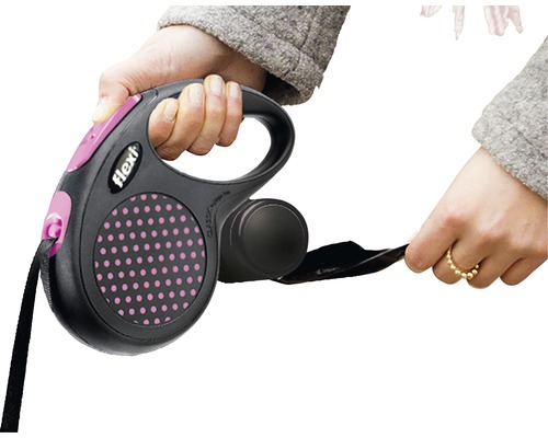 Flexi Rollleine Classic mit Punktmuster wird von einer Person gehalten