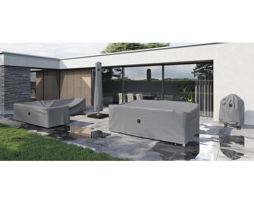 Scène de jardin avec des housses de protection grises pour un salon de jardin, un parasol et un barbecue