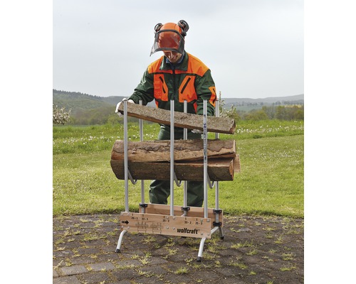 Un homme remplit un support de stockage de bois de Wolfcraft avec des morceaux de bois.