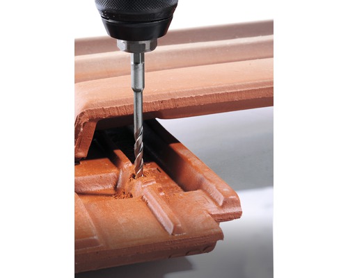 Perceuse perçant un trou dans une tuile.