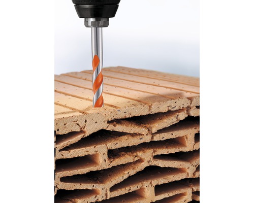 Perceuse perçant un trou dans une brique