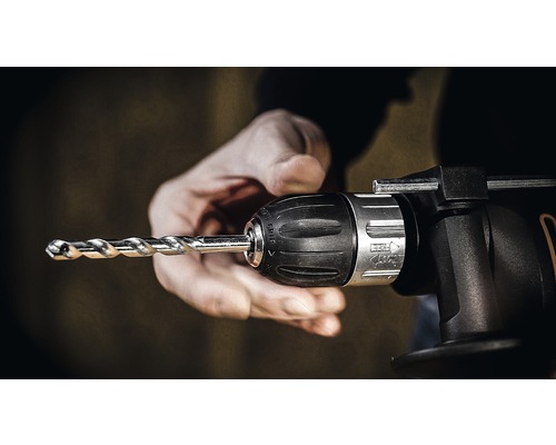 Nahaufnahme einer Bohrmaschine mit Bohrer