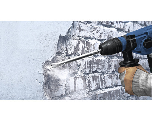 Ein Abbruchhammer wird verwendet, um eine Mauer zu durchbrechen.