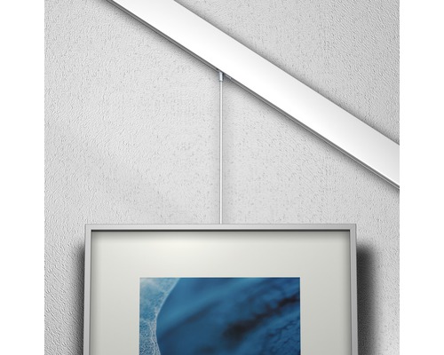 Aufhängesystem für Bilderrahmen mit Schiene und Seilaufhängung.